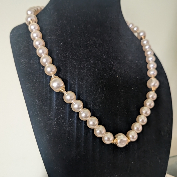 Vintage Faux Pearl Necklace - Picture 12 of 16